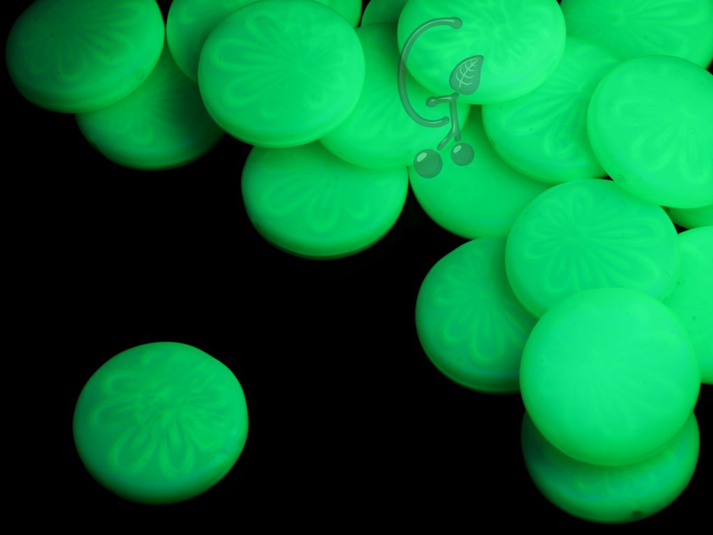 Намистини Монетки з квіткою 18 мм Opaque Green (світяться в ультрафіолеті)