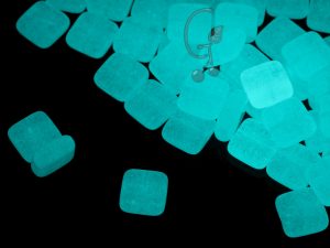 Квадратні намистини 9 мм Moon Opal White (світяться в темряві)